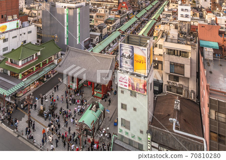 [Asakusa, Tokyo] Aerial view of the crowd of Nakamise at Sensoji Temple 70810280