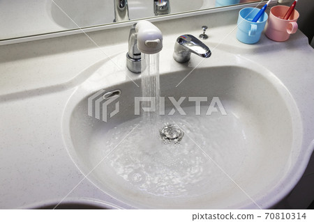 將水倒入臉盆水槽 將水倒入臉盆水槽 70810314