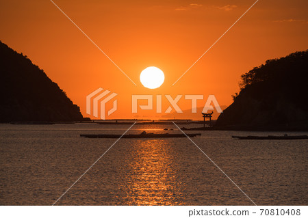 Image of the sun rising from an island with a torii gate in the Seto Inland Sea Image of the sun rising from an island with a torii gate in the Seto Inland Sea 70810408