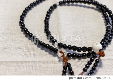 Black beads Black beads 70810597