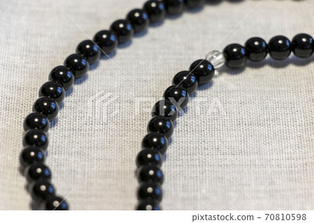 Black beads 70810598