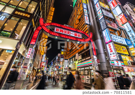 日本新宿，歌舞uki町，蒙面的外觀（一番町，劇院街）= 2020年10月19日 70811581