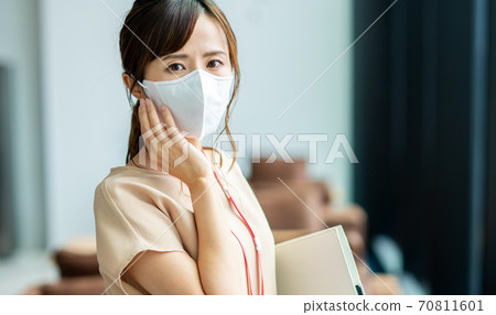 戴著面具的女商人在辦公室 戴著面具的女商人在辦公室 70811601