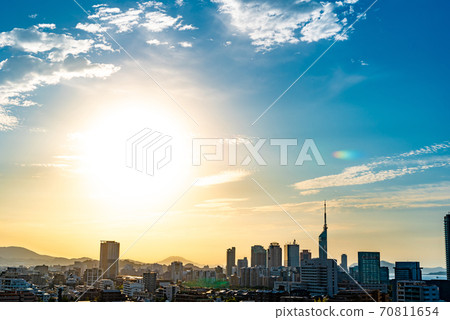 The future of Fukuoka illuminated by the setting sun and beautiful dusk, highlighting the refreshing blue sky, brightening the sun, etc. The future of Fukuoka illuminated by the setting sun and beautiful dusk, highlighting the refreshing blue sky, brightening the sun, etc. 70811654