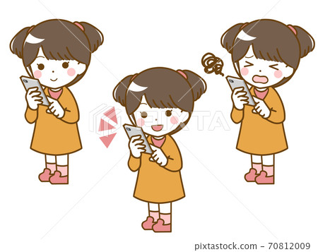 操作智能手機的小女孩 70812009