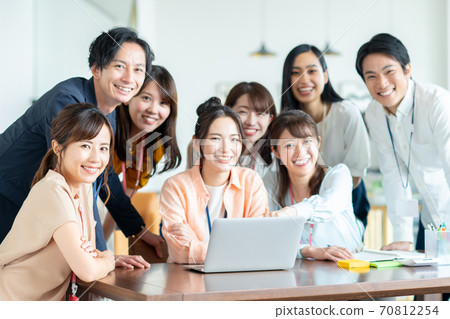 看一台計算機的年輕工程師在辦公室 70812254