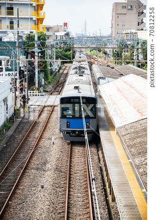 西武新宿線龜石上站的車輛 西武新宿線龜石上站的車輛 70812258
