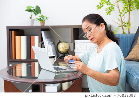 看卡片的女高管 70812398