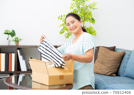 在線購物的高級女子 70812408