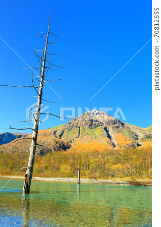 Kamikochi, Taisho Pond and Yaketake in autumn Kamikochi, Taisho Pond and Yaketake in autumn 70812855