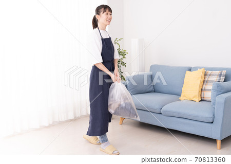 少婦在兩隻手中的拿著一個垃圾袋 少婦在兩隻手中的拿著一個垃圾袋 70813360