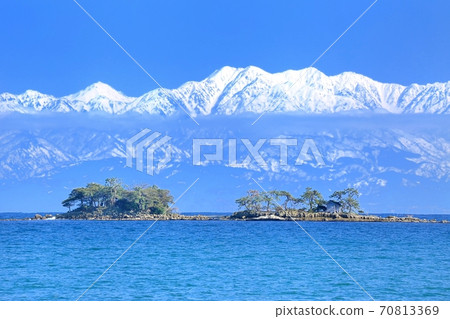 在富山灣漂浮的Kurigashima島和立山山脈 70813369