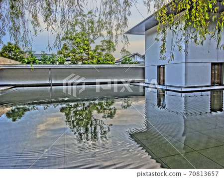 Suzuki Daisetsukan's beautiful ripples on the water surface and buildings 70813657