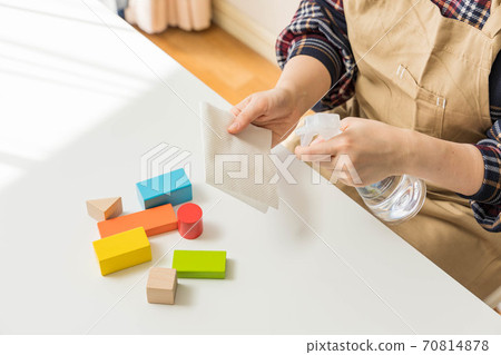 消毒積木的年輕女子 消毒積木的年輕女子 70814878