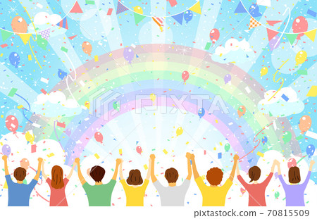 人們手牽著手,歡呼,藍藍的天空,彩虹背景 人們手牽著手,歡呼,藍藍的天空,彩虹背景 70815509