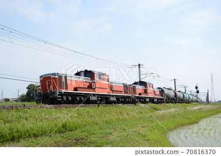 A freight train in which two locomotives work together to pull a heavy and long tank car 70816370