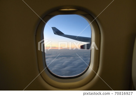 從飛機內部看到的窗戶 70816927