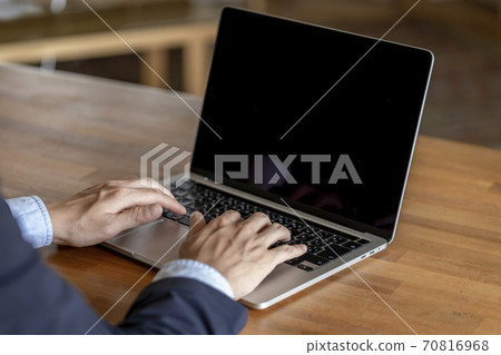 Man working on laptop 70816968