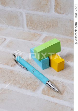 Stationery, ballpoint pens, sticky notes, office supplies, stationery, writing utensils, sticky notes, miscellaneous goods, memos, pens, study 70817852