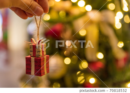 Decorate the Christmas tree with a Christmas image gift 70818532