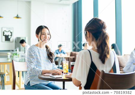 Young woman resting in a cafe 70819382