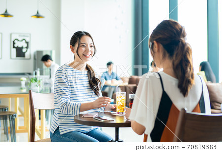 在一家咖啡館休息的年輕女子 70819383