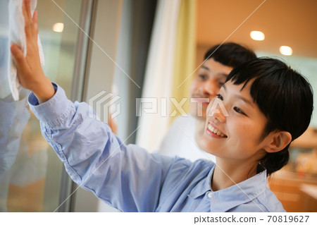 Married couple cleaning windows Married couple cleaning windows 70819627