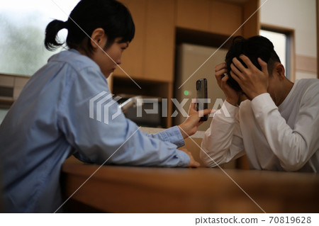 顯示智能手機屏幕的婦女對人 70819628