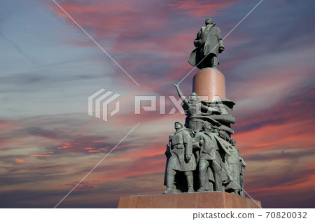 View of the monument ot Vladimir Lenin (1985, Sculptor Kerbel and architect Makarevich), Moscow city center (Kaluzhskaya square), Russia. Popular landmark 70820032