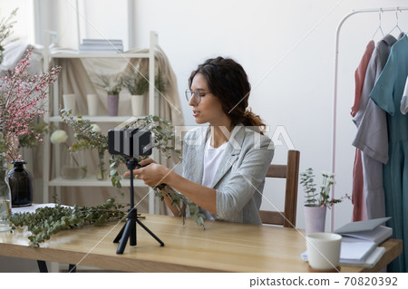 Female florist shoot floral decorations tutorial on cellphone Female florist shoot floral decorations tutorial on cellphone 70820392