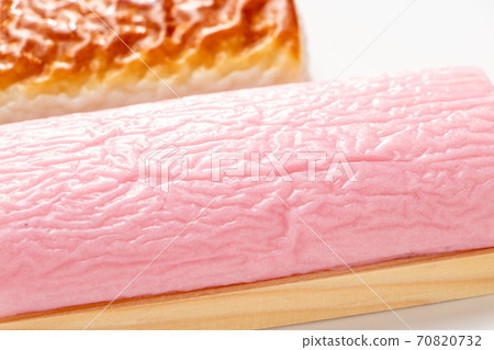 Up of Kamaboko. (White background) 70820732