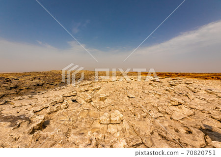 在前往埃塞俄比亞達納克爾沙漠的達爾羅爾火山途中，白色岩石和藍天的神秘風景 70820751