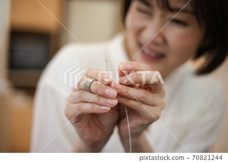 女人穿線 70821244