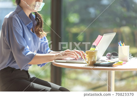 Mouse shield female telework Mouse shield female telework 70823370