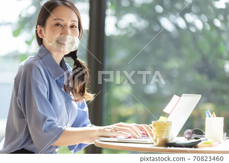 Mouse shield female telework Mouse shield female telework 70823460