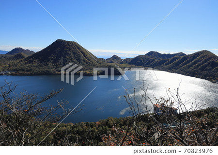 View of Lake Haruna from the strange rock Suzuriiwa (Autumn) View of Lake Haruna from the strange rock Suzuriiwa (Autumn) 70823976