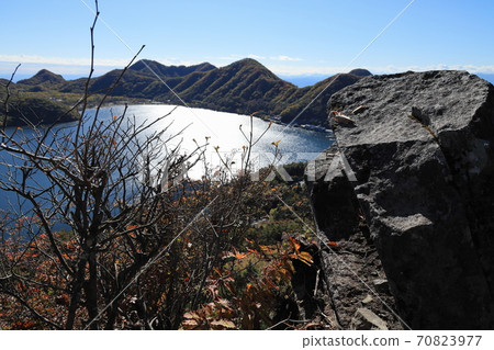 View of Lake Haruna from the strange rock Suzuriiwa (Autumn) View of Lake Haruna from the strange rock Suzuriiwa (Autumn) 70823977