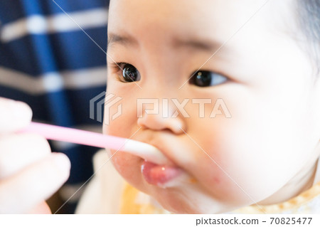 嬰兒吃嬰兒食品 70825477