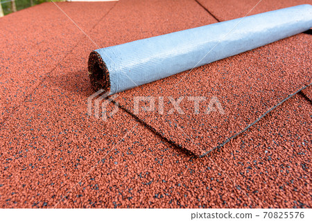 The roof is finished with red bituminous tiles The roof is finished with red bituminous tiles 70825576