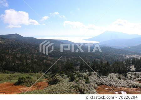 從八m平展望停車場看的秋景和雲海 從八m平展望停車場看的秋景和雲海 70826294