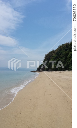 The beach, blue sky and white sand beach of Nobutsuna Island, Ehime Prefecture in early summer are beautiful [May] 70826330