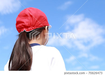 A girl who participates in a kindergarten athletic meet in gym clothes 70826473