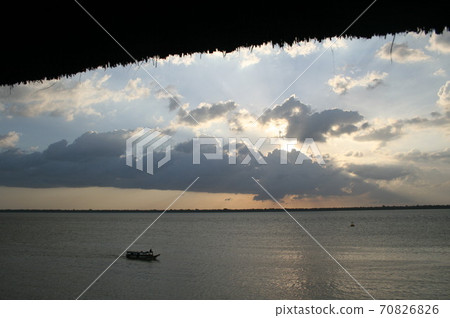 Amazon's setting sun Amazon's setting sun 70826826