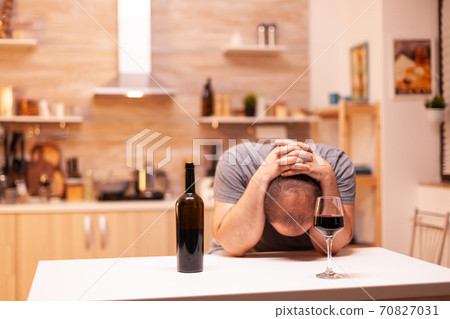 Man having headache 70827031