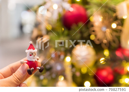 Decorate the Christmas tree with a Christmas image 70827591
