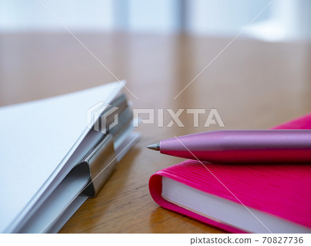 企業形象,文件,筆記本,女人 企業形象,文件,筆記本,女人 70827736