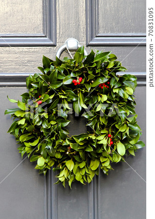 Holiday wreath 70831095
