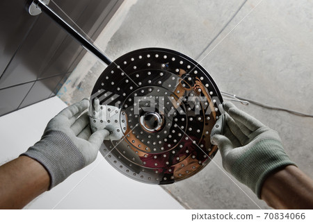 Installing the head of the built-in shower faucet. Installing the head of the built-in shower faucet. 70834066