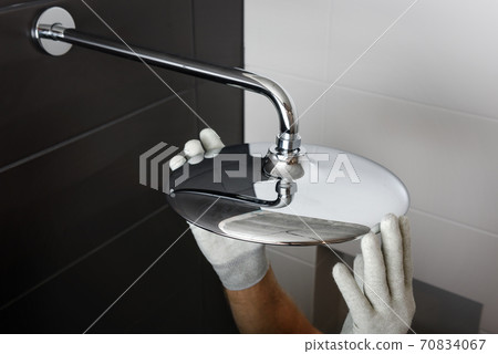 Installing the head of the built-in shower faucet. Installing the head of the built-in shower faucet. 70834067