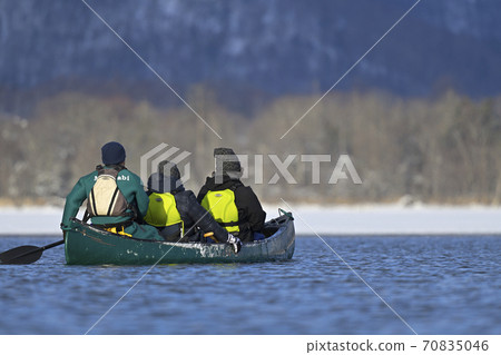 Canoe in the midwinter 70835046